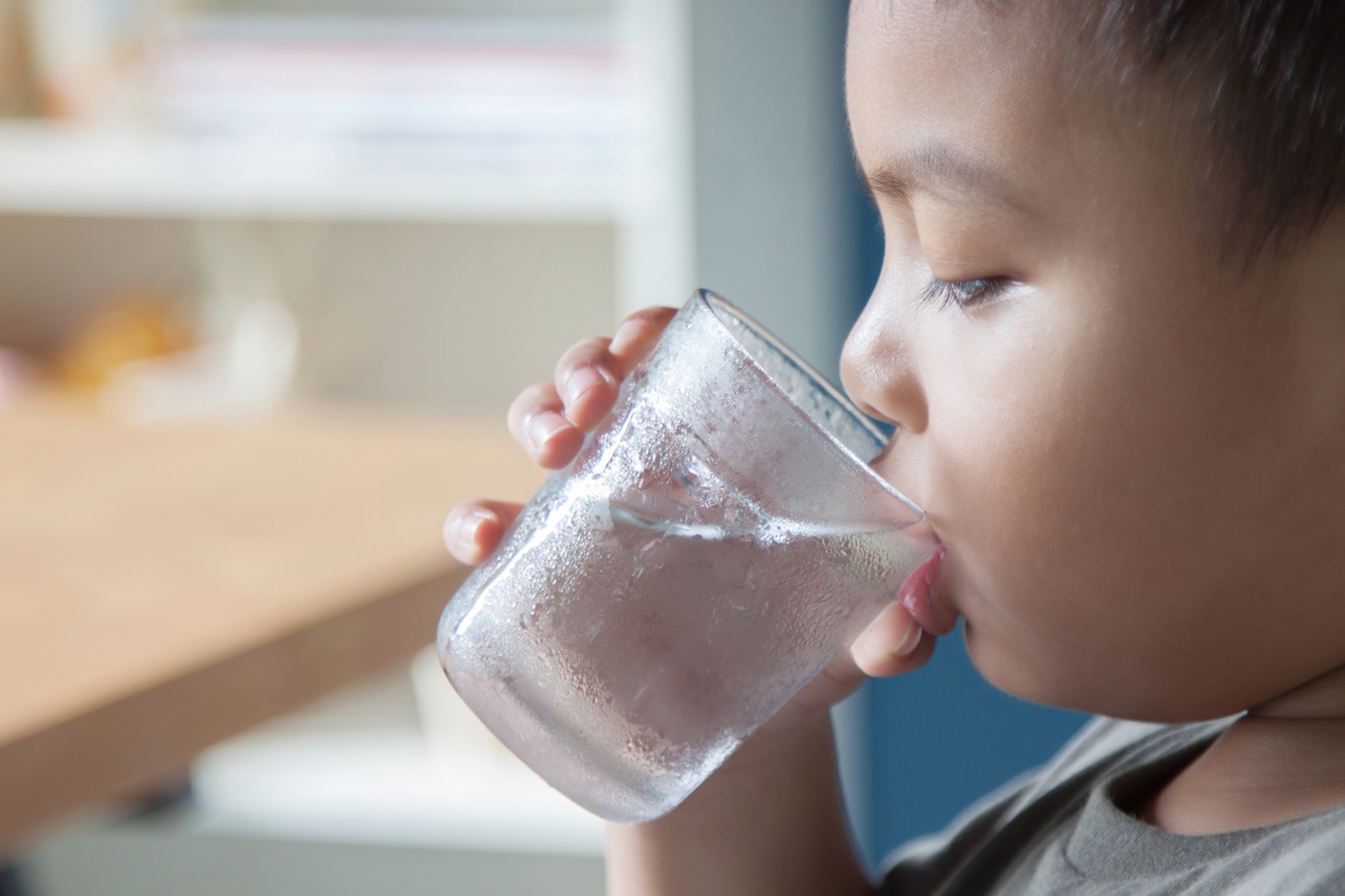 Niño bebiendo agua de un vaso