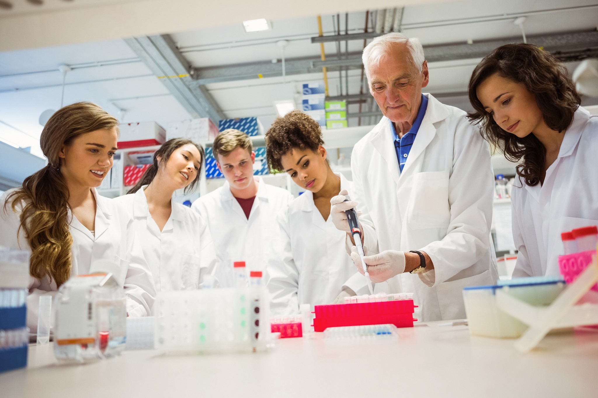 Étudiants regardant un professeur dans un laboratoire